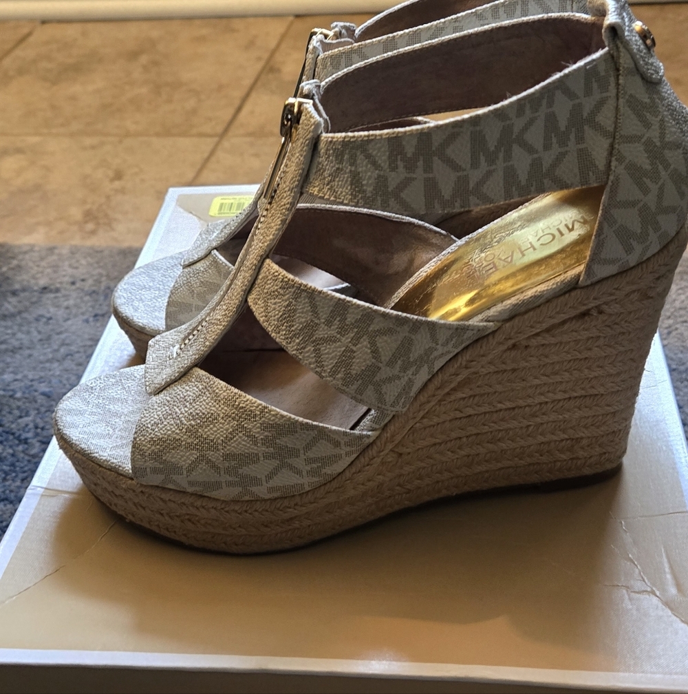 Michael Kors Damita Wedge Sandals Size 7 Minie Logo Vanilla Plataforms - Picture 3 of 11